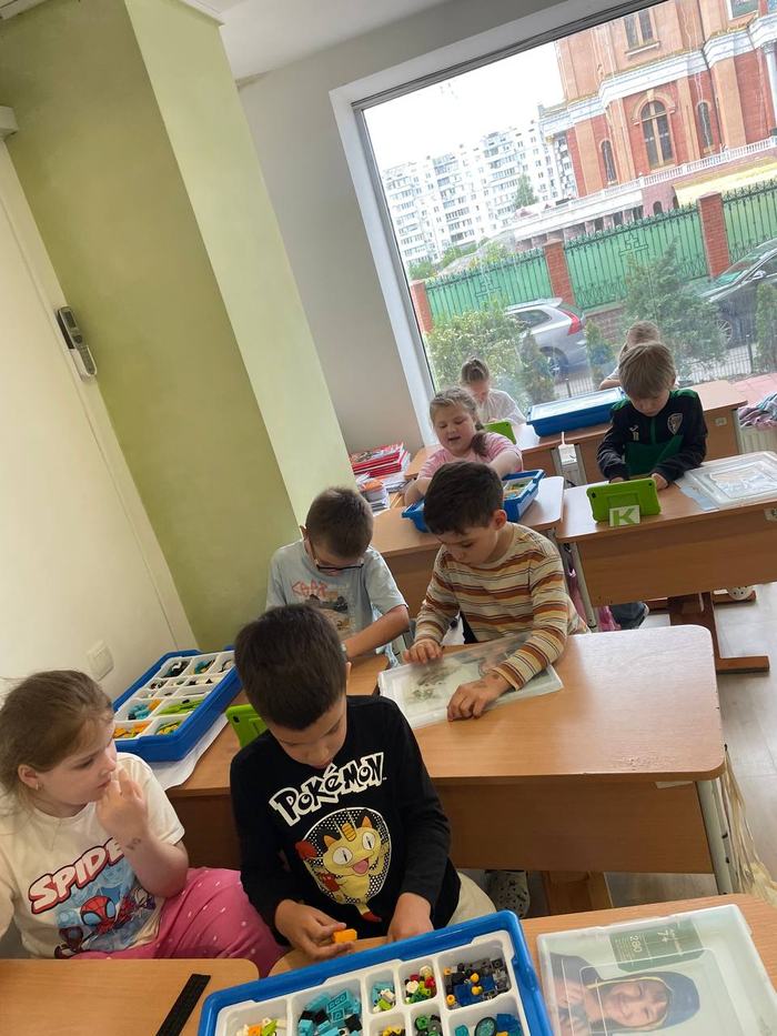 Діти збирають LEGO і працюють з планшетами на проєктному занятті