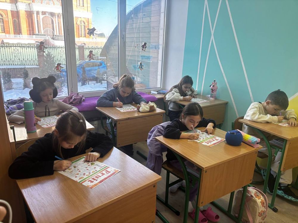 Учні Kids Universe за партами розв’язують англомовний кросворд Fruit Crossword